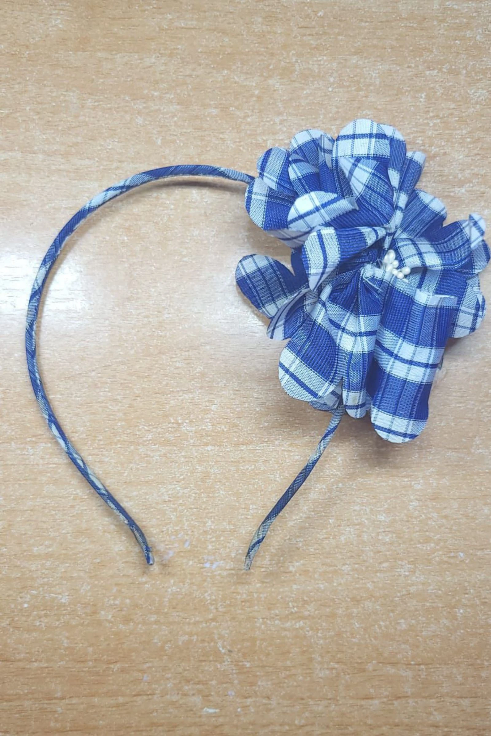 🌸 Diadema elegante con flor de tela – como nueva